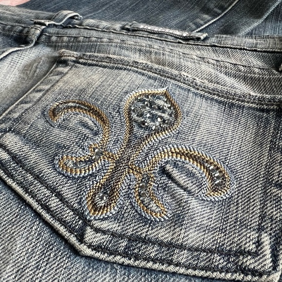 Rock & Republic Low Rise Flare Leg Jeans Fleur-di-lis Embellishment SZ 26 Y2K - Picture 5 of 15